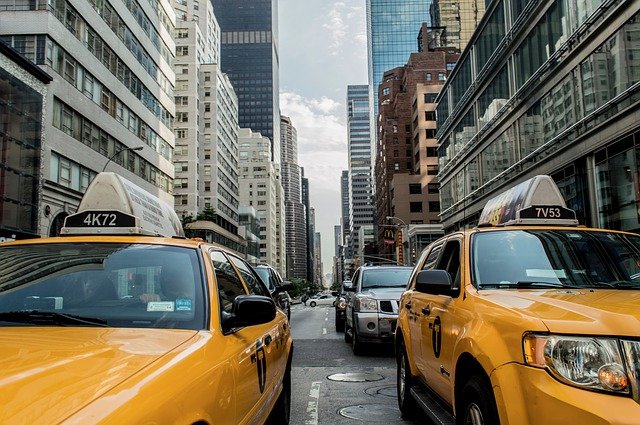 タクシーの車内広告の相場を紹介！出稿する手順も解説