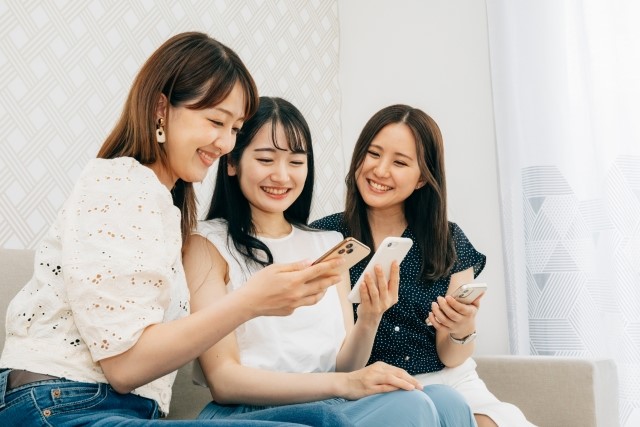 スマホを見る3人の女性