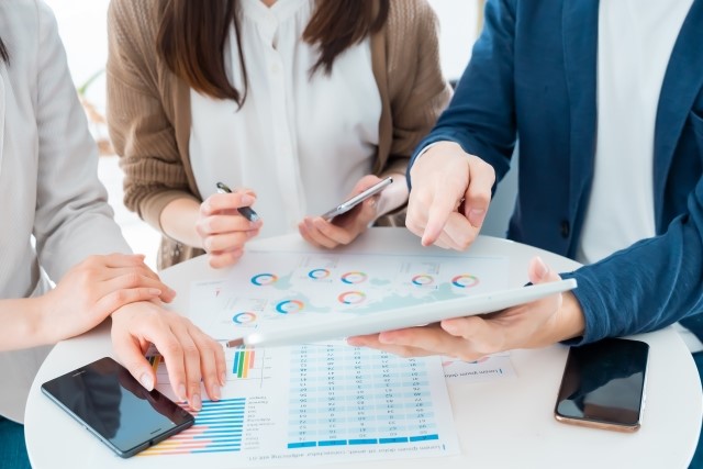 会議している人