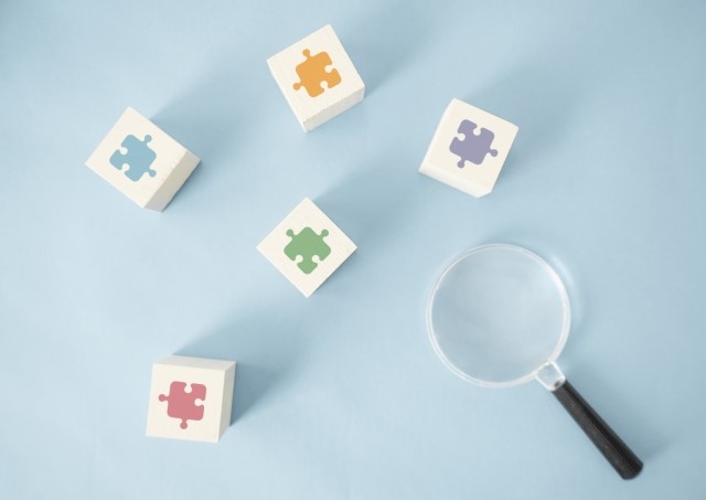 さいころと虫眼鏡