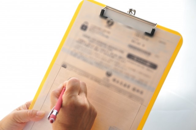 アンケートに記入する