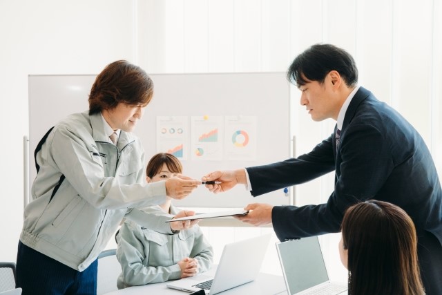 サインをもらう人