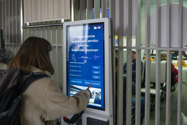 掲示板を操作する人