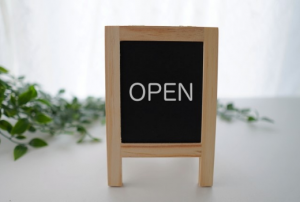 集客に看板を利用するメリットと出稿方法を解説！